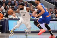Kyrie Irving, base de los Mavericks de Dallas, elude a Josh Hart, de los Knicks de Nueva...