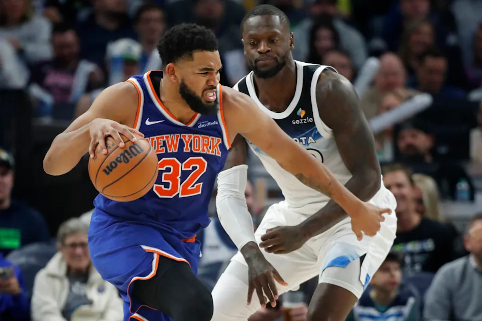 Minnesota Timberwolves forward Julius Randle guards New York Knicks center Karl-Anthony Towns© Bruce Kluckhohn-Imagn Images