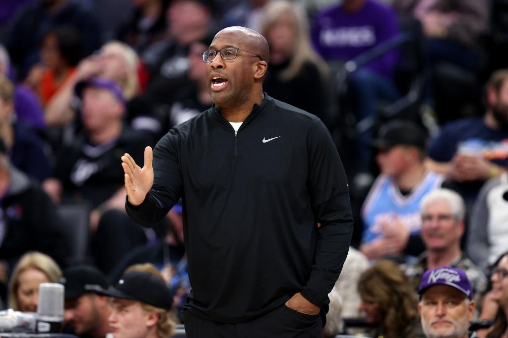Mike Brown interviews with Knicks as search continues
