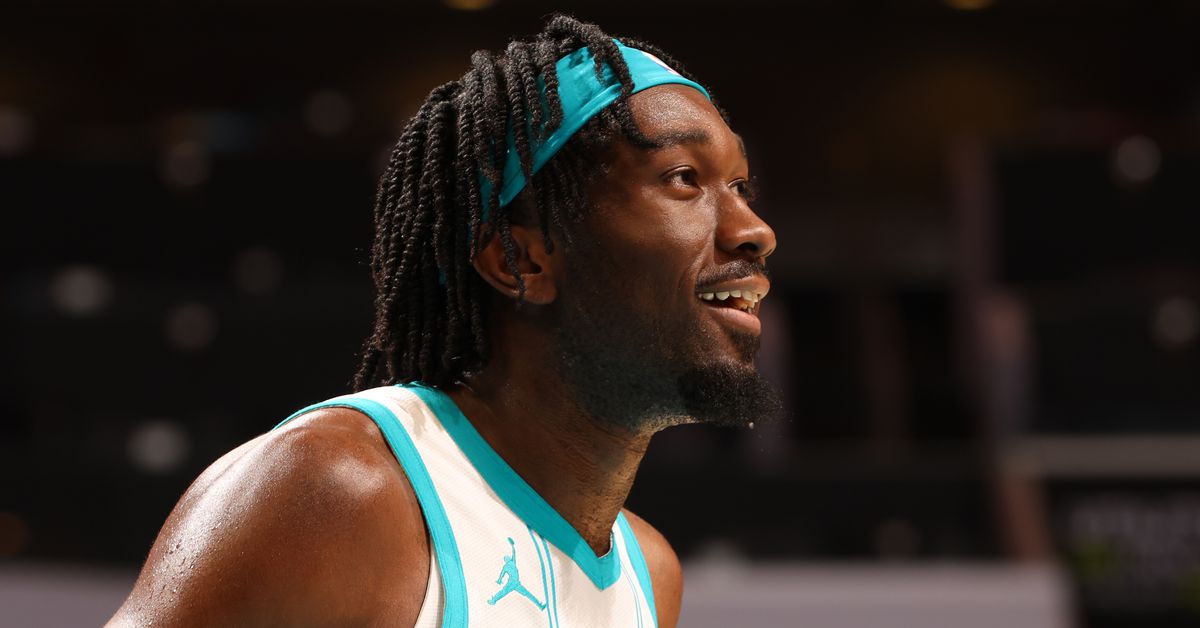 Suns pull off surprise trade for Hornets big man Mark Williams