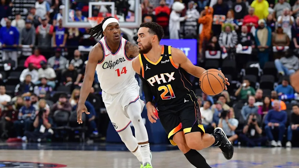 Oct 31, 2024; Inglewood, California, USA; Phoenix Suns guard Tyus Jones (21) moves the ball against Los Angeles Clippers guard Terance Mann (14) during the first half at Intuit Dome. Mandatory Credit: Gary A. Vasquez-Imagn Images© Gary A. Vasquez-Imagn Images