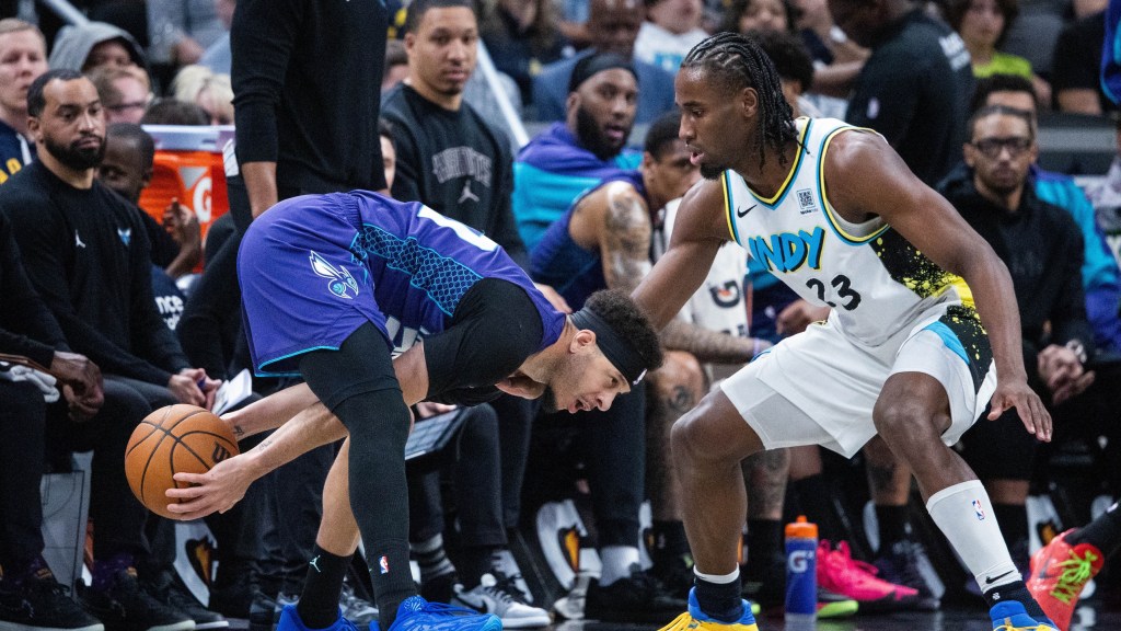 LOOK: Seth Curry grabs the ball and other pictures of the day in the NBA