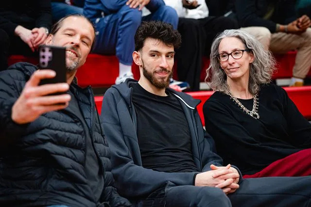 Zach Beeker/NBAE via Getty Chet Holmgren and his parents, David Holmgren and Sarah Harris.