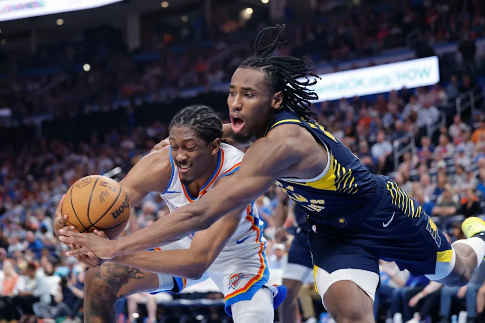 Mar 29, 2025; Oklahoma City, Oklahoma, USA; Indiana Pacers forward Aaron Nesmith (23) and Oklahoma City Thunder forward Jalen Williams (8) fight for control of the ball during the second half at Paycom Center. © Alonzo Adams-Imagn Images