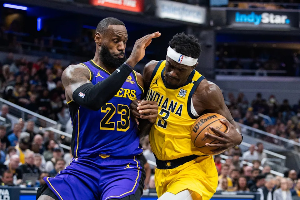 Indiana Pacers forward Pascal Siakam shoots the ball while Los Angeles Lakers forward LeBron James defends.© Trevor Ruszkowski-Imagn Images