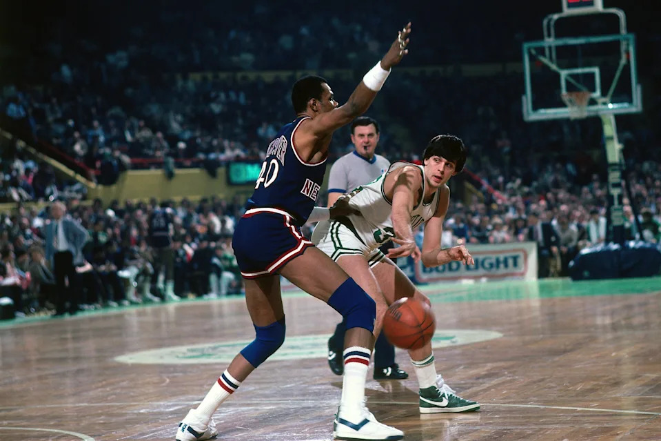 BOSTON - 1983: Kevin McHale #32 of the Boston Celtics passes against Marvin Webster #40 of the New York Knicks during a game played in 1983 at the Boston Garden in Boston, Massachusetts. NOTE TO USER: User expressly acknowledges and agrees that, by downloading and or using this photograph, User is consenting to the terms and conditions of the Getty Images License Agreement. Mandatory Copyright Notice: Copyright 1983 NBAE (Photo by Dick Raphael/NBAE via Getty Images)