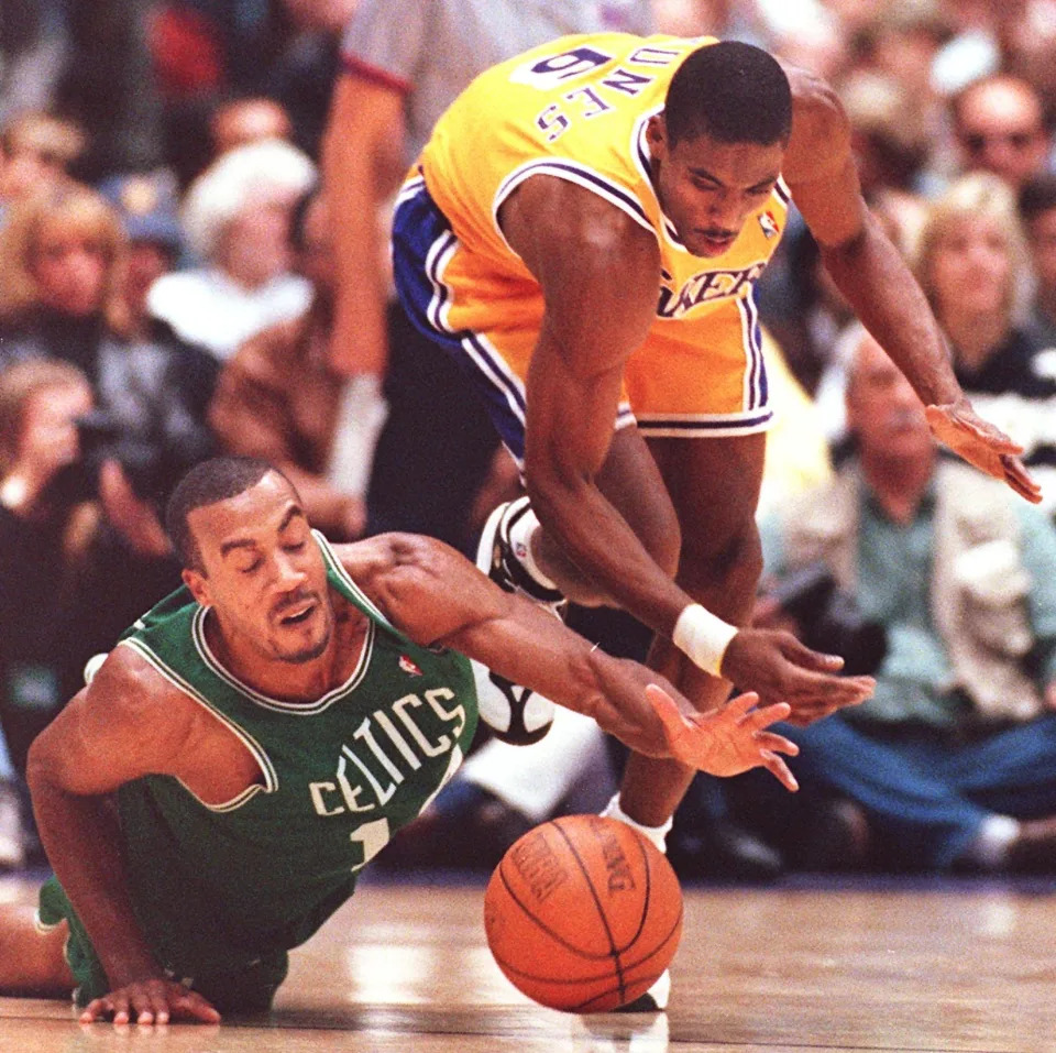 Bruce Bowen (L) of the Boston Celtics dives for a loose ball ahead of Eddie Jones(R) of the Los Angeles Lakers 28 December in Inglewood, California. The Celtics won, 108-102. AFP PHOTO Vince BUCCI (Photo by VINCE BUCCI / AFP) (Photo credit should read VINCE BUCCI/AFP via Getty Images)
