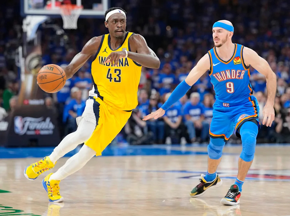 Indiana Pacers forward Pascal Siakam (43) dribbles the ball against Oklahoma City Thunder guard Alex Caruso (9)© Kyle Terada-Imagn Images