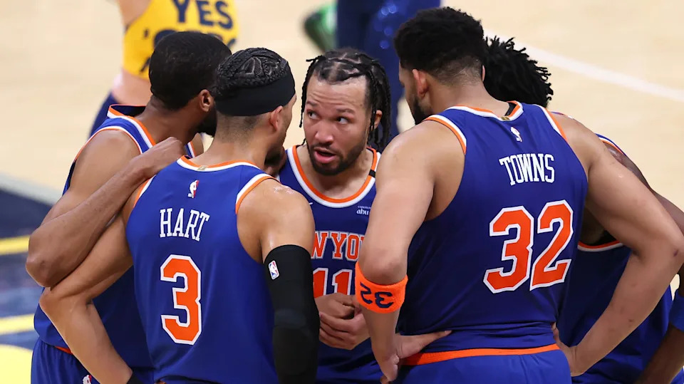 INDIANAPOLIS, INDIANA - MAY 27: Jalen Brunson #11 of the New York Knicks huddles with his team during the fourth quarter against the Indiana Pacers in Game Four of the Eastern Conference Finals of the 2025 NBA Playoffs at Gainbridge Fieldhouse on May 27, 2025 in Indianapolis, Indiana. NOTE TO USER: User expressly acknowledges and agrees that, by downloading and or using this photograph, User is consenting to the terms and conditions of the Getty Images License Agreement. (Photo by Gregory Shamus/Getty Images)