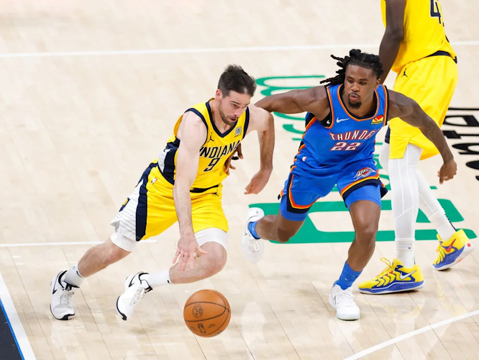 Indiana Pacers guard T.J. McConnell (9) against Oklahoma City Thunder guard Cason Wallace (22) during the 2025 NBA Finals at Paycom Center.© Alonzo Adams-Imagn Images