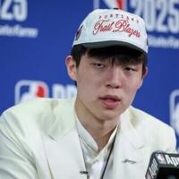 Yang Hansen speaks to the media after being drafted 16th oveall by the Memphis Grizzlies then traded to the Portland Trail Blazers at the NBA draft | News