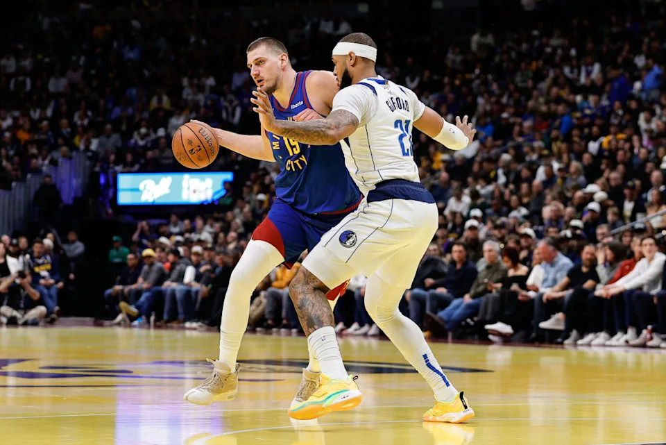 Nikola Jokic (15) controls the ball as Dallas Mavericks center Daniel Gafford (21) guards in the first quarter at Ball Arena.© Isaiah J. Downing-Imagn Images