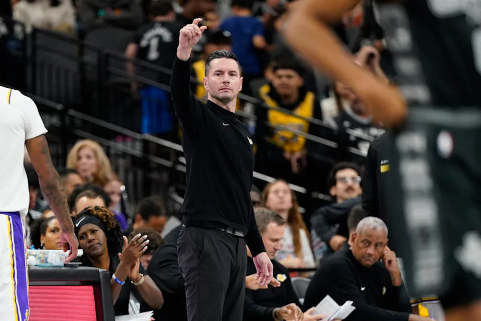 Los Angeles Lakers head coach J.J. Reddick signals to players.© Scott Wachter-Imagn Images