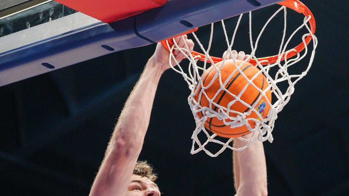 Pelicans sign Kansas basketball's Hunter Dickinson in two-way deal