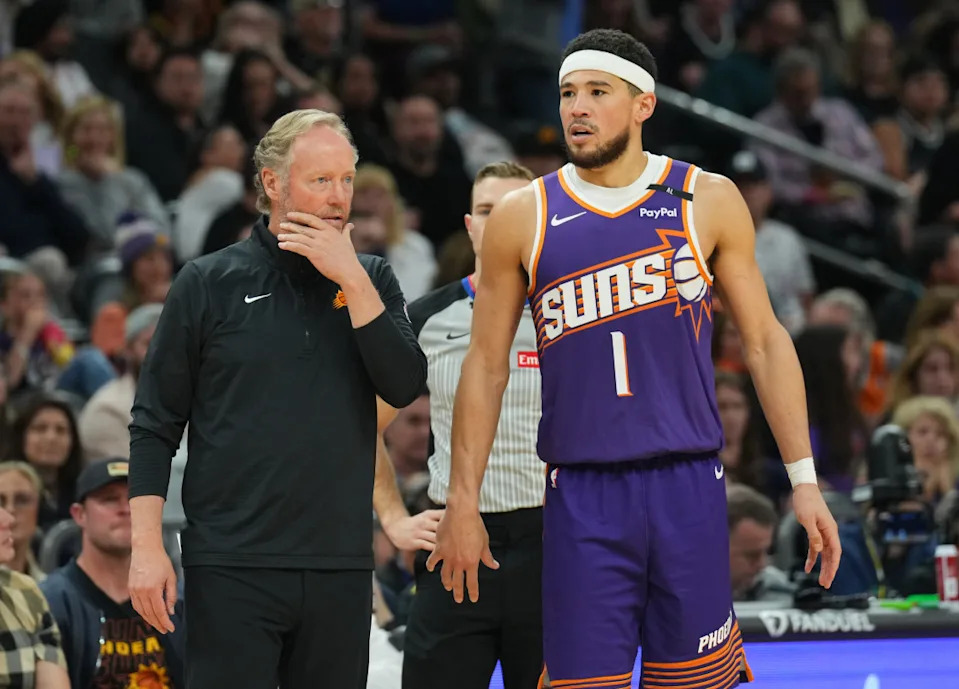 Phoenix Suns head coach Mike Budenholzer talks to star shooting guard Devin Booker© Joe Camporeale-Imagn Images