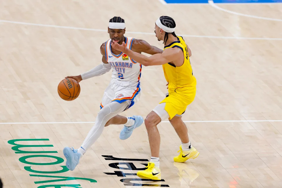Oklahoma City Thunder guard Shai Gilgeous-Alexander (2) brings the ball up court past Indiana Pacers guard Andrew Nembhard (2)© Alonzo Adams-Imagn Images