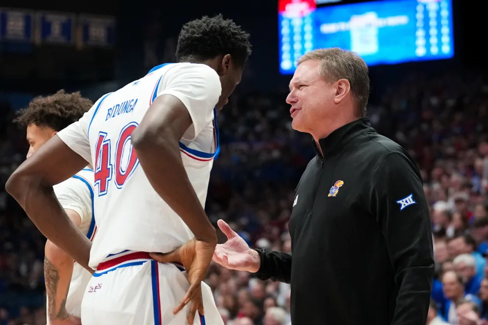 Jan. 25, 2025; Lawrence, Kansas; Kansas basketball coach Bill Self talks with forward Flory Bidunga (40) during a game against Houston at Allen Fieldhouse.