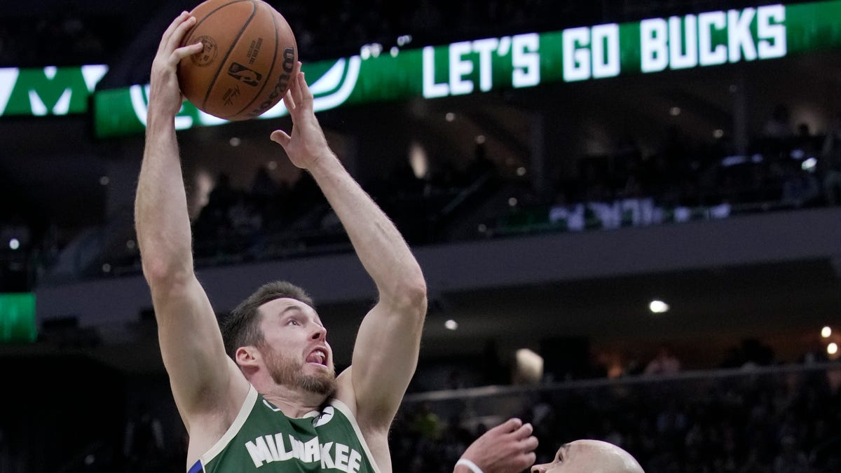 Milwaukee Bucks' Pat Connaughton picks up player option for 2025-26