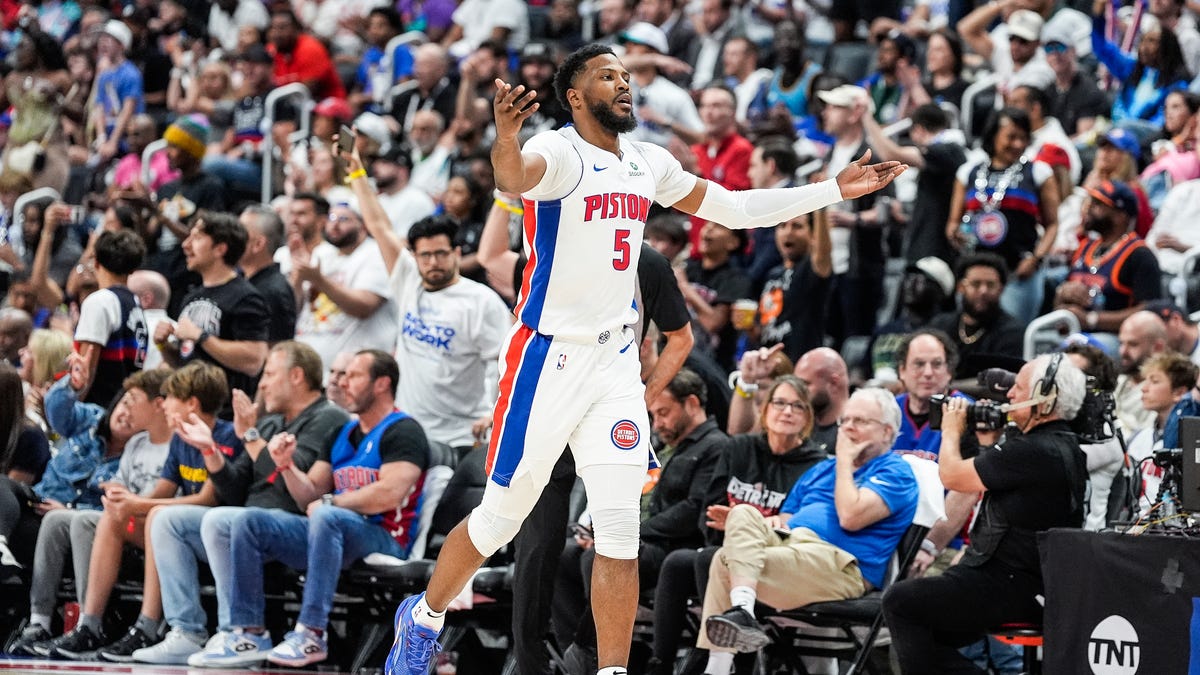 Fans make it clear what Detroit should do