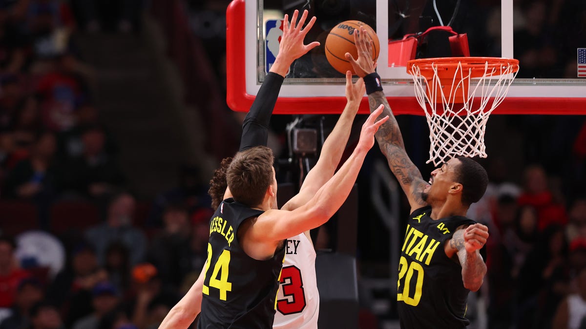 Lakers have reportedly talked to Jazz about frontcourt player