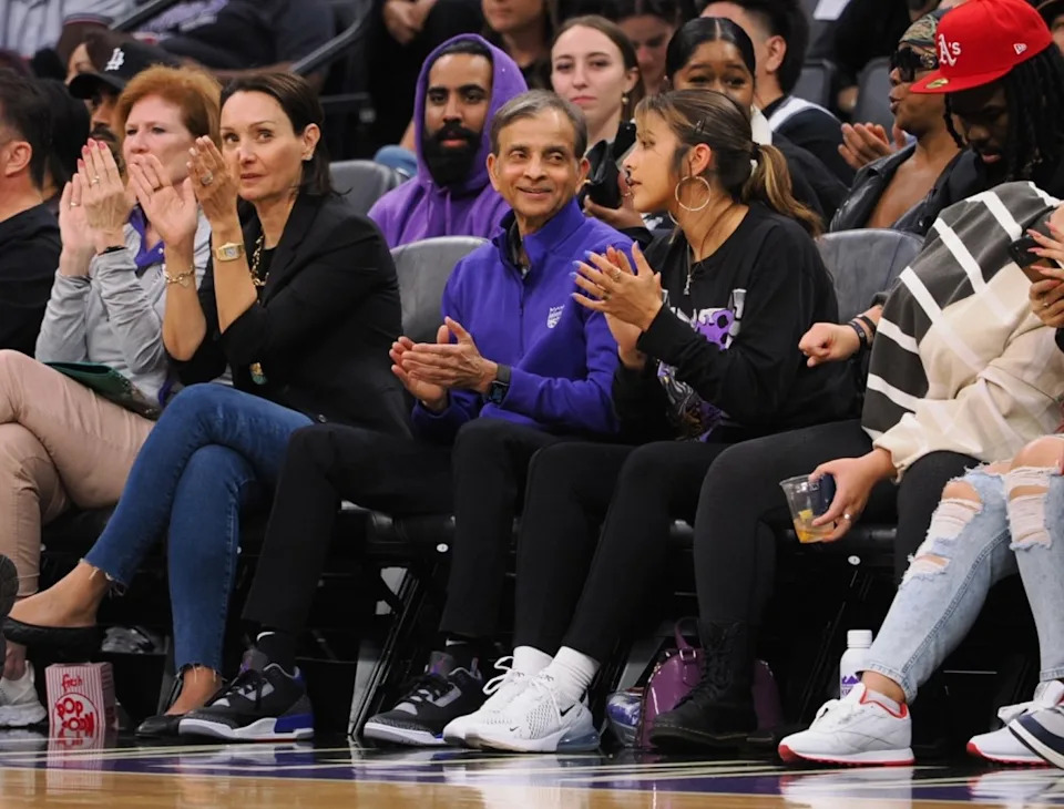 Sacramento Kings majority owner Vivek Ranadive smiles and claps with his daughter Anjali after a basket against the Los Angeles Lakers during the second quarter at Golden 1 Center.© Kelley L Cox-Imagn Images