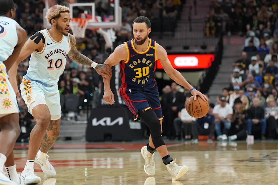 Golden State Warriors guard Stephen Curry (30) dribbles against San Antonio Spurs forward Jeremy Sochan (10) in the first half at Frost Bank Center. © Daniel Dunn-Imagn Images