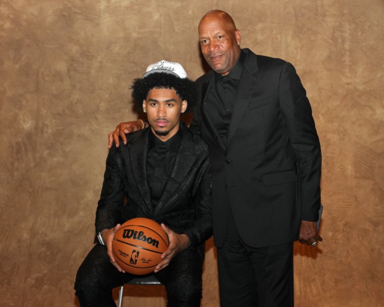 Dylan and Ron Harper react.