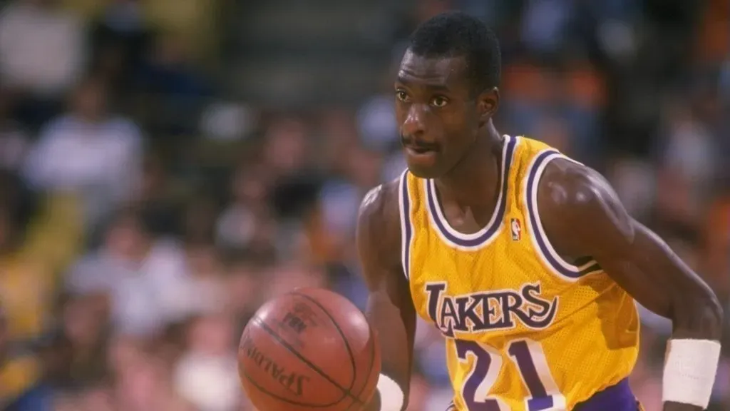 1988-1989: Michael Cooper of the Los Angeles Lakers moves the ball during a game