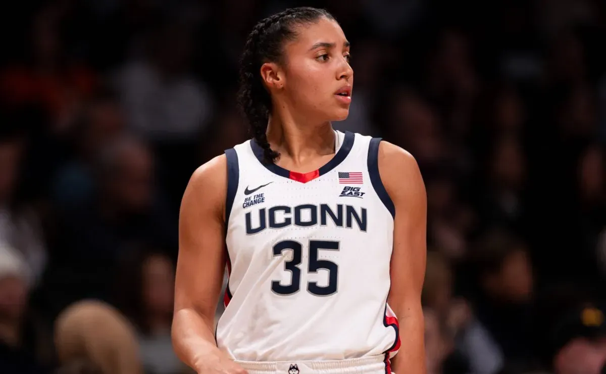 UConn's Sarah Strong takes a friendly shot at Azzi Fudd in hilarious practice sneak peek
