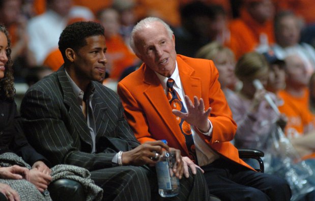 Kendall Gill chats with former Illini basketball coach Lou Henson during a game at Assembly Hall on Jan. 29, 2005. (John Lee/Chicago Tribune)