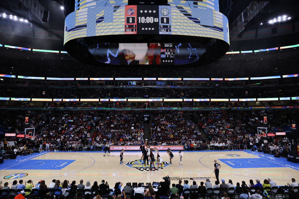 Chicago Sky soak in first-ever WNBA game at the United Center