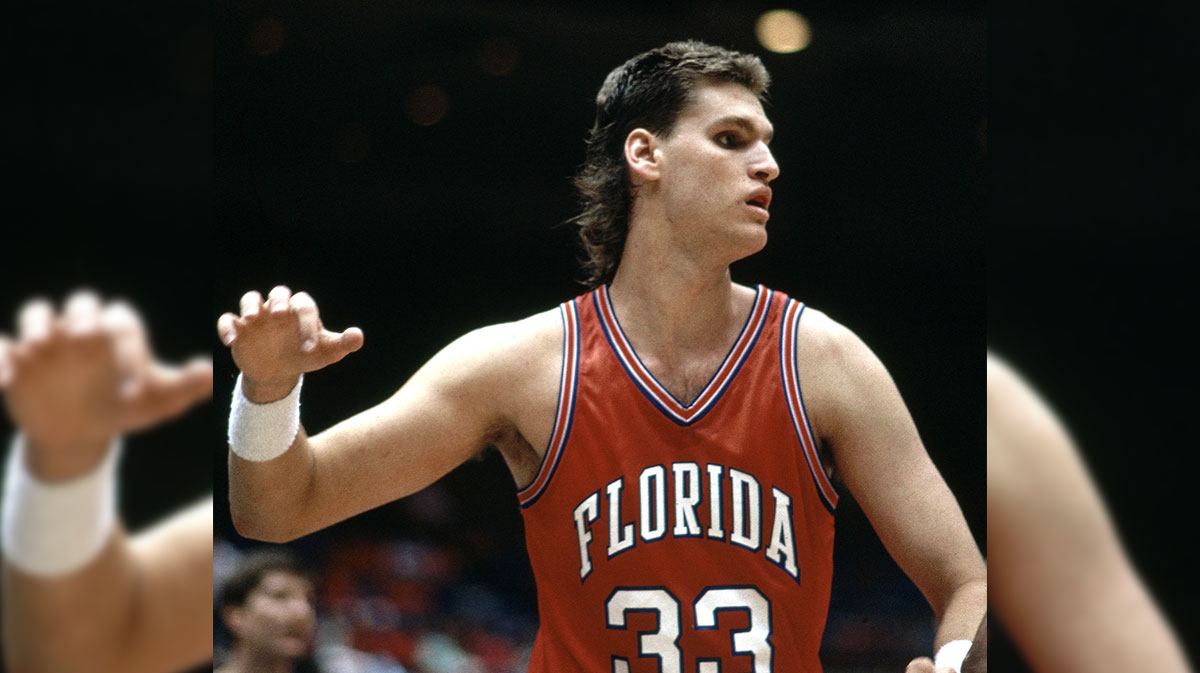 Florida Gators center Dwayne Schintzius (33) in action.