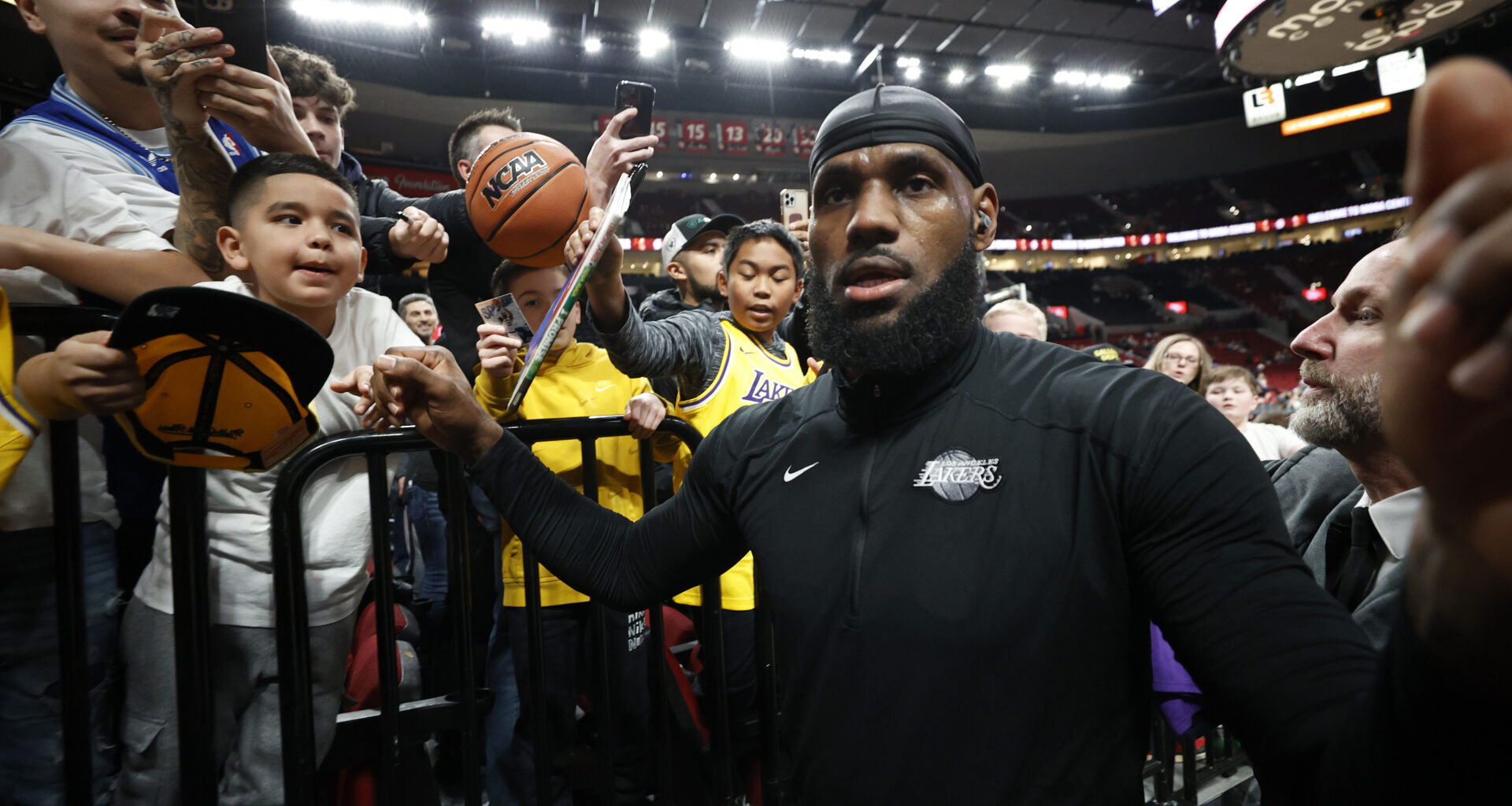 Ex-Lakers star highlights the pressure LeBron James' fans put on players around him, 'more so on the outside...'