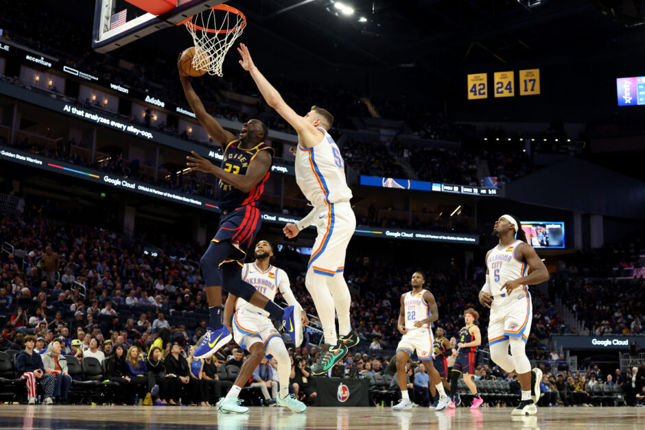 Isaiah Hartenstein attempts to block a lay-up from Draymond Green