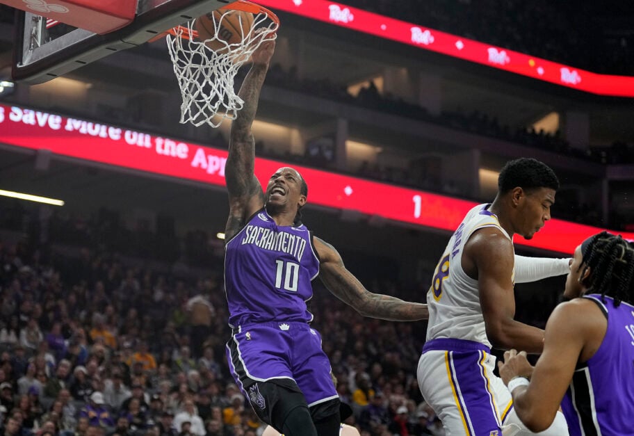 DeMar DeRozan dunking against the LA Lakers.