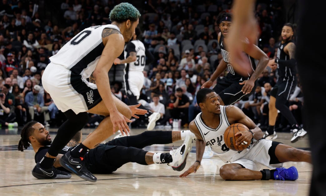 San Antonio Spurs guard De'Aaron Fox grabs a loose ball against the Brooklyn Nets