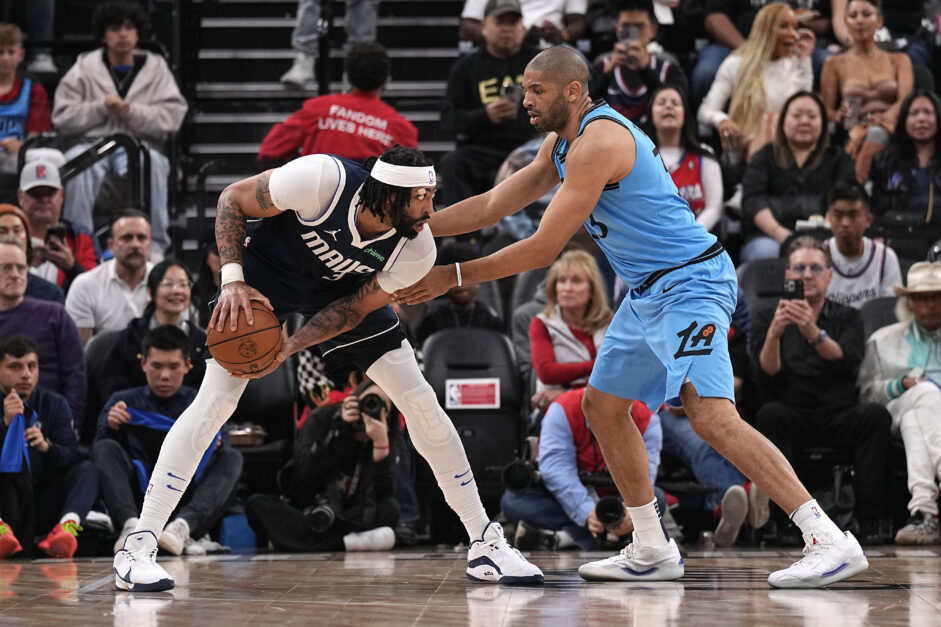 Dallas Mavericks v Los Angeles Clippers