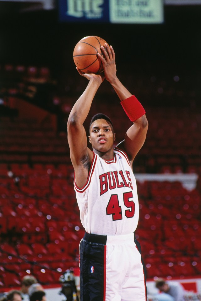 CHICAGO - 1993: Joe Courtney #45 of the Chicago Bulls shoots against the Golden State Warriors circa 1993 at Chicago Stadium in Chicago, Illinois. NOTE TO USER: User expressly acknowledges and agrees that, by downloading and or using this photograph, User is consenting to the terms and conditions of the Getty Images License Agreement. Mandatory Copyright Notice: Copyright 1993 NBAE (Photo by Nathaniel S. Butler/NBAE via Getty Images)