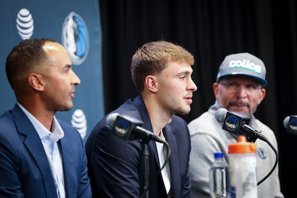 Dallas Mavericks first overall pick Cooper Flagg (center), is officially introduced by...