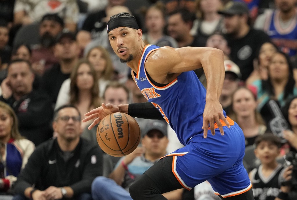 Josh Hart, who scored just two points, looks to make a pass during the Knicks' loss to the Spurs. 