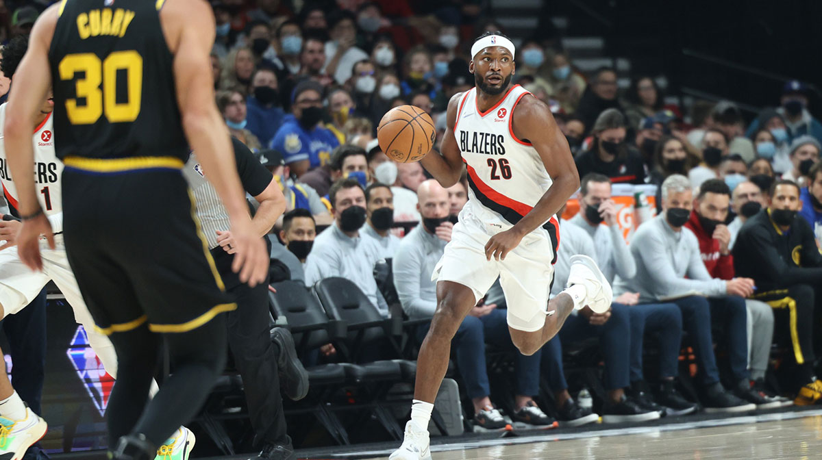 Portland Trail Blazers forward Justice Winslow (26) brings the ball up court in the first half against the Golden State Warriors at Moda Center.