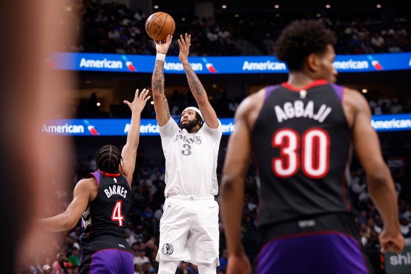 Dallas Mavericks forward Anthony Davis (3) takes a three-pointer over Toronto Raptors...