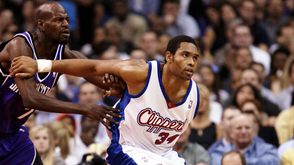 Los Angeles Clippers player Michael Olowokandi works the baseline on the Sacramento Kings player Keon Clark during the 1st half at Staples Center.