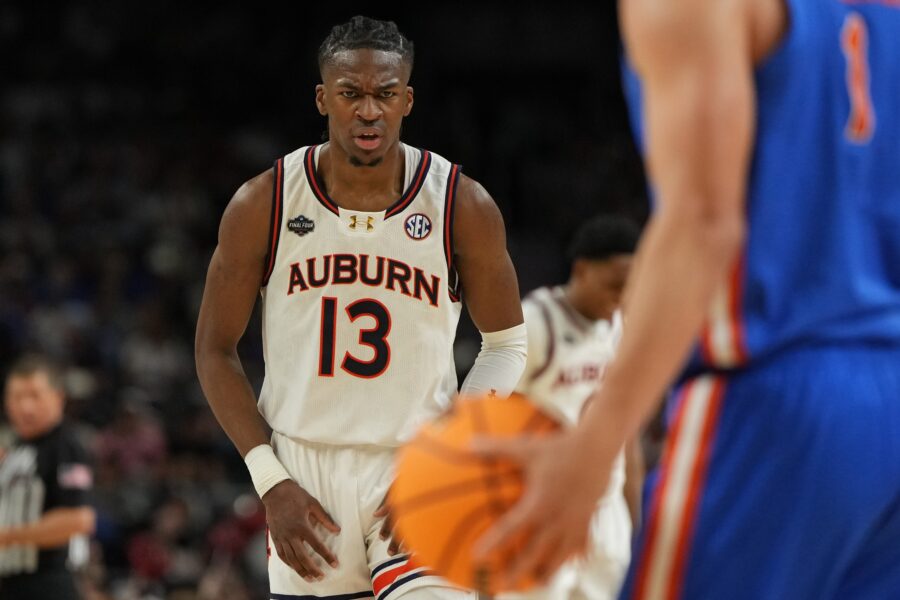 Mavericks, Miles Kelly Agree To Two-Way Contract