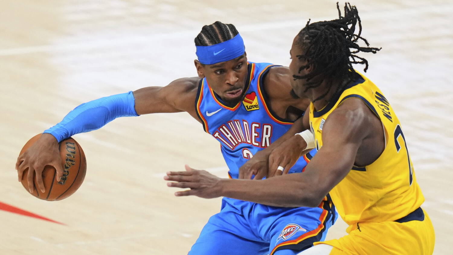 Indiana Pacers forward Aaron Nesmith, right, defends against Oklahoma City Thunder guard Shai Gilge...
