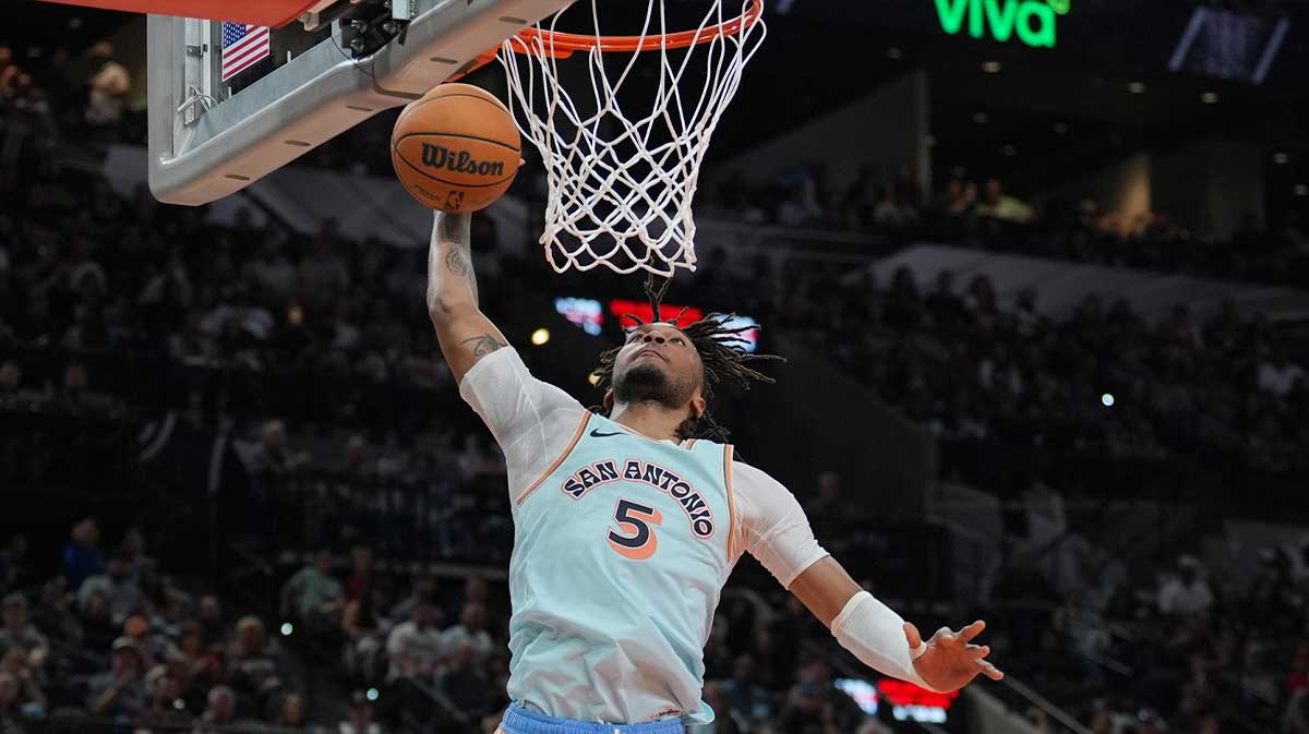 San Antonio Spurs guard Stephon Castle (5) goes up for a shot in the second half at Frost Bank Center. 