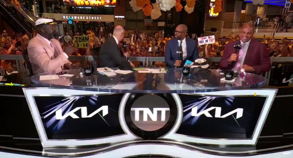 Shaquille O'Neal, Kenny Smith drop f-bombs in final TNT sign-off