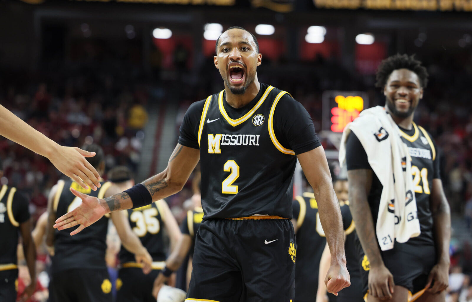 Nuggets sign guards Tamar Bates and Curtis Jones after the draft