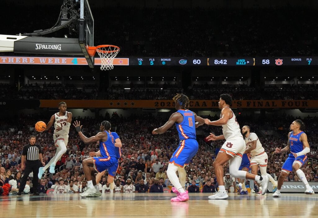 Auburn's Miles Kelly has been signed to the Mavericks on a two-way deal 