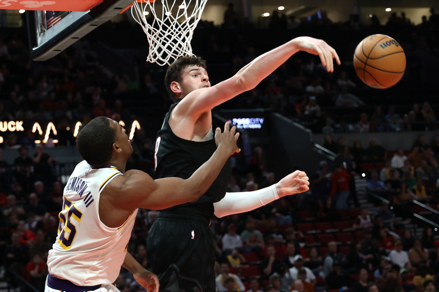 The Blazers Should Commit To Clingan As The Franchise Center